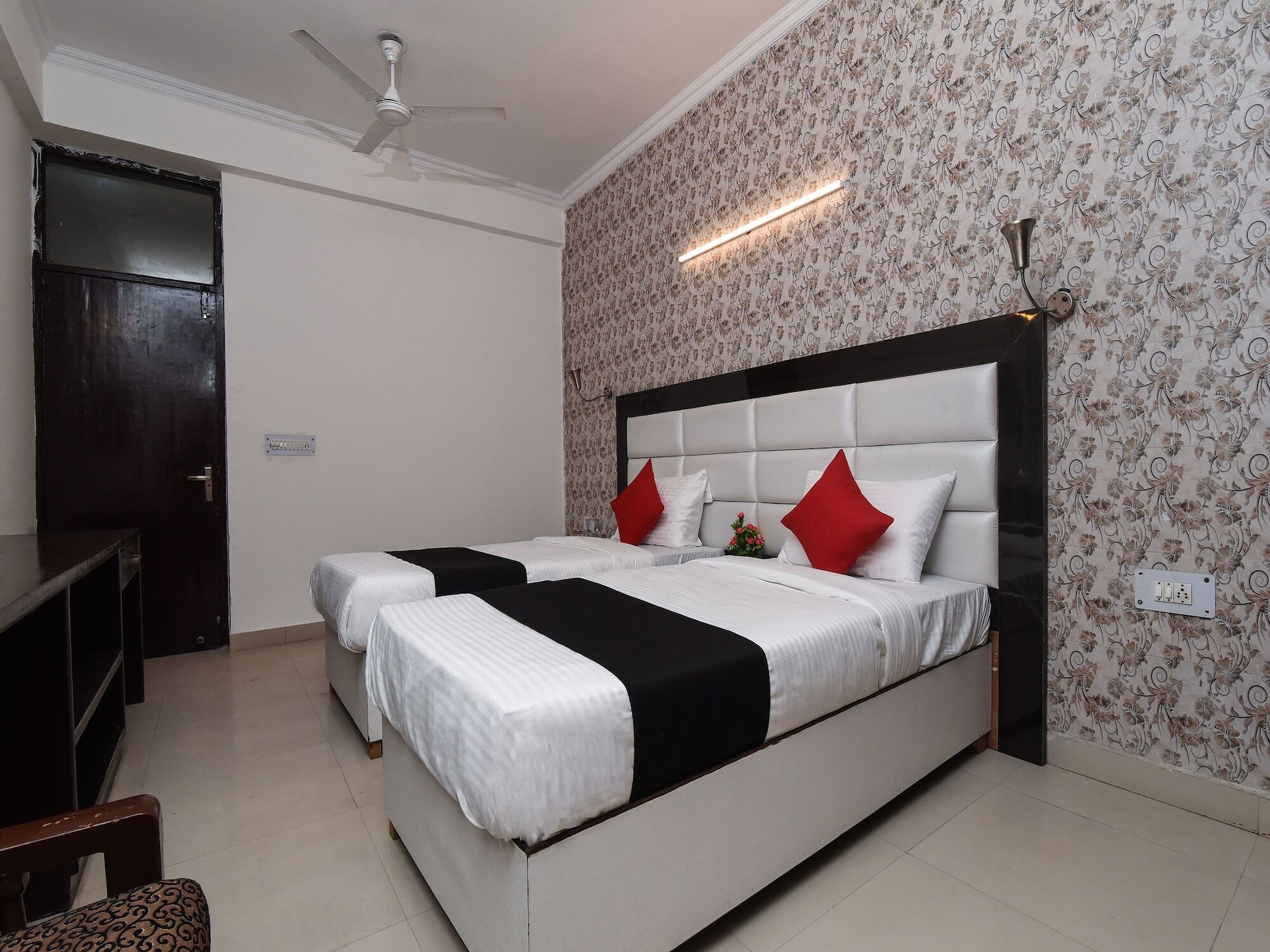 Capital O 16676 Near Noida City Center Exterior photo